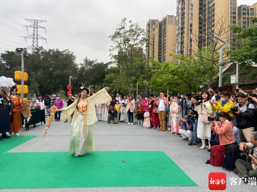花朝节汉服秀在海口红城湖上演