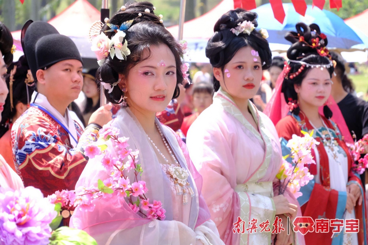 南宁“中华花朝节”上演汉服秀 “花神”惊艳亮相再现传统之美