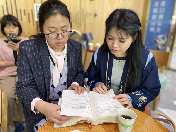 在上海这个社区，陪读家长自发组织“国学经典共读营”
