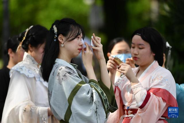 福建福州：上巳百花竞春光