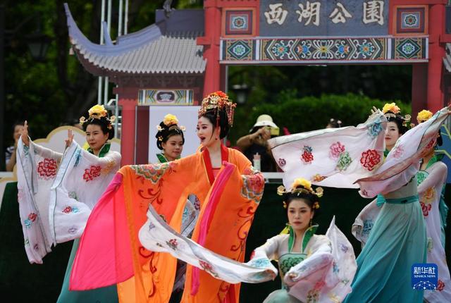 福建福州：上巳百花竞春光