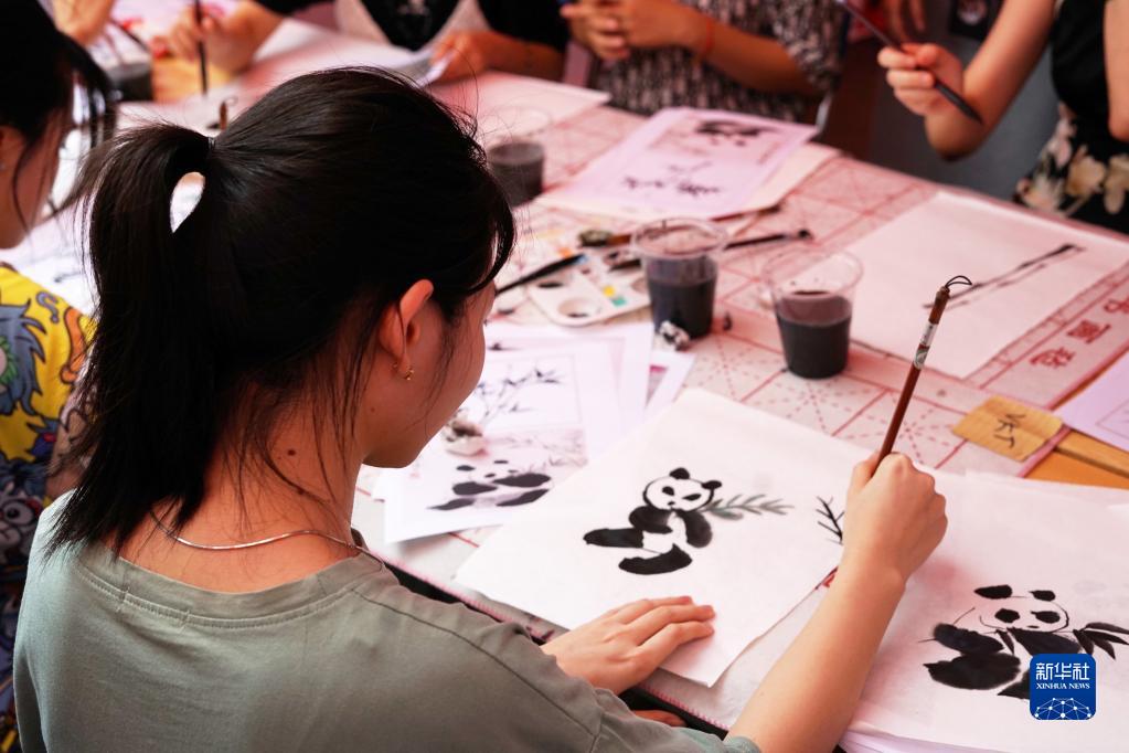 通讯：“中文是一门优雅的语言”——越南大学生踊跃体验中国文化