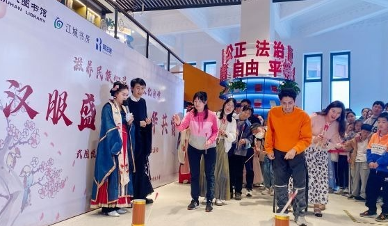 武汉江岸：穿汉服品书香，市民在江城书房“穿越”古今