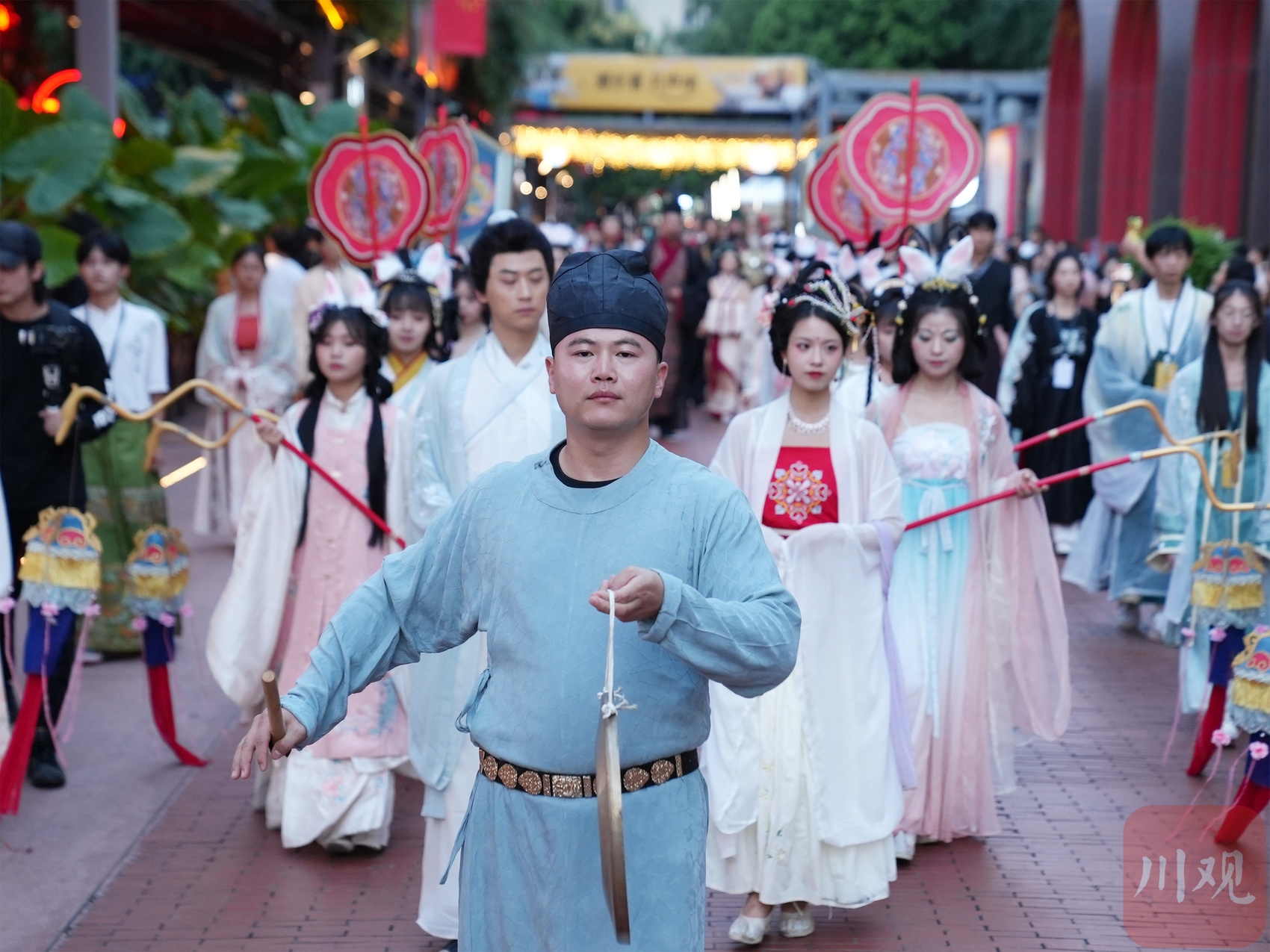 中秋佳节百人汉服游 蓉城增添国潮之美