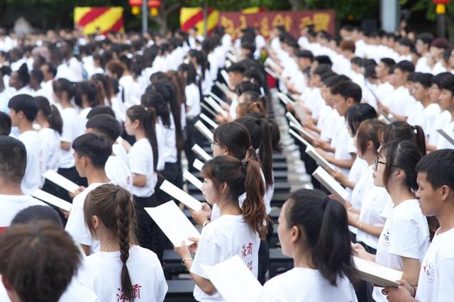 云南建水：万人同祭孔、千人拜师礼线上线下同圈粉