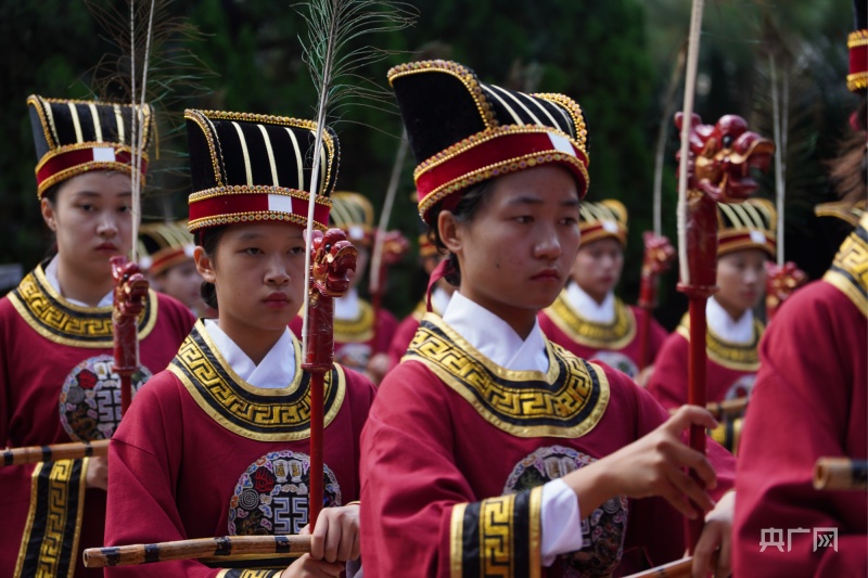 建水：万人同祭孔，千人同行拜师礼