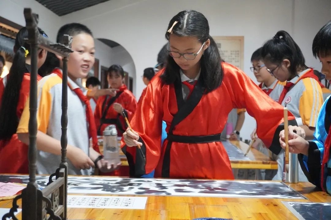 读竹简、穿汉服……这趟“国学之旅”真特别