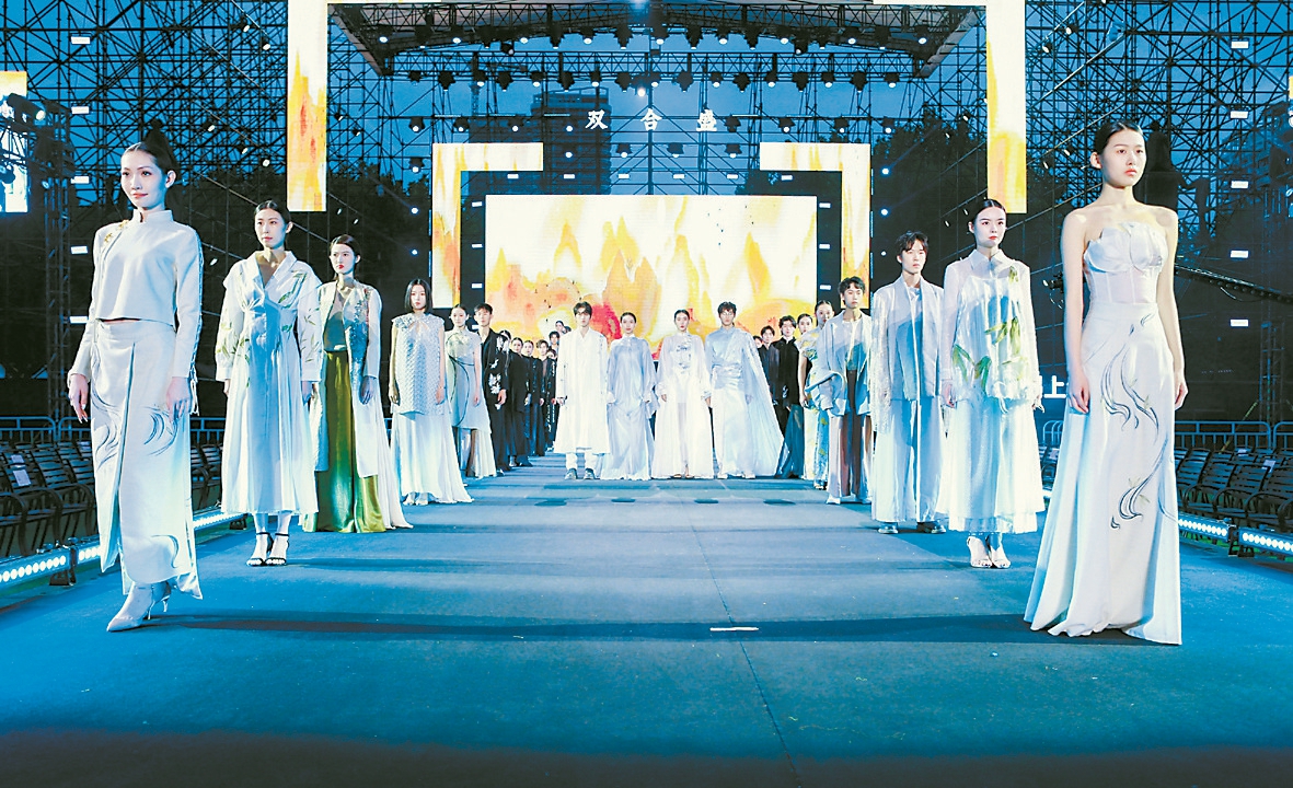 “千年霓裳·遇见运河”国潮汉服秀亮相运河文化广场