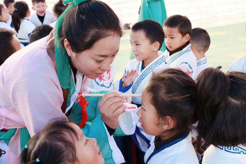 迪庆州幼儿园举行“开笔礼”