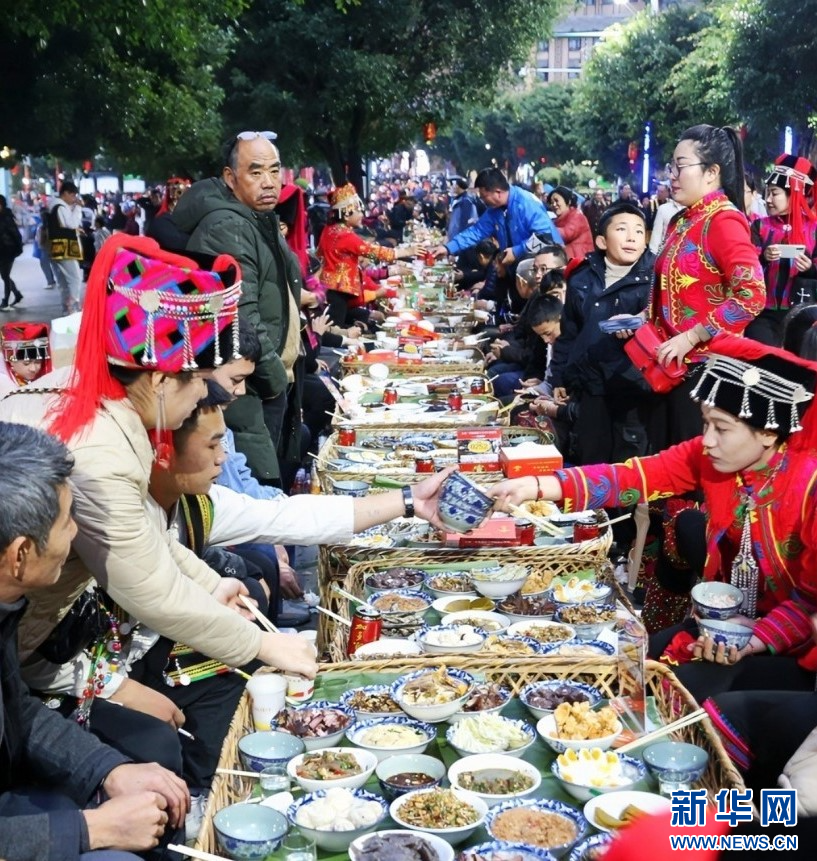 4000余桌宴席！云南绿春哈尼十月年长街古宴文化旅游节迎八方客