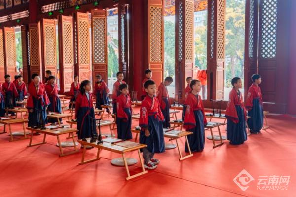 昆明市五华区60位学龄儿童在文庙举行开笔礼